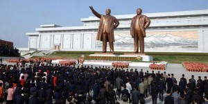 Les statues de Kim Il-sung et Kim Jong-il sur la colline   Mansu, à Pyongyang, pboto LeMonde