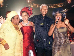 Yvonne Chaka Chaka (avec micro) et les deux femmes de Nelson Mandela, lors de son 85ème anniversaire (Photo internet)