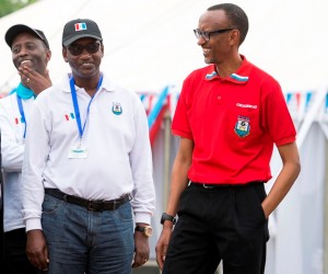 Le Président Paul Kagame échangeant avec certains des cadres du FPR