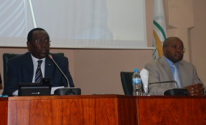 Le président du Sénat, Bernard Makuza, à gauche, procédant au lancement des travaux