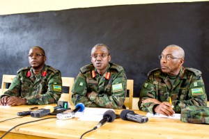 Gen de Brig  Joseph Nzabamwita , porte-parole des RDF au milieu; Col Dr Zac Nsenga  (à gauche)et le Lt Col Dr Frank Rwema  (à droite)s’adressant à la presse à  Gishambashayo (Photo TNT)