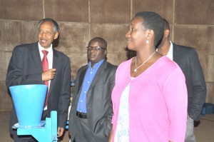 Le Pr Rwigamba Balinda (à gauche) et la ministre des sports et de la culture, Julienne Uwacu, visitant l'Institut polytechnique de l'ULK (Photo Gérard Rugambwa)