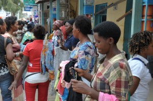 Le quartier commercial est le plus fréquenté par les jeunes qui font du commerce informel (Photo Gérard Rugambwa)