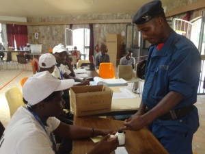 Les militaires et les policiers constituaient le gros de votants dans les bureaux de vote de Nyakabiga (Photo Mudahemuka)