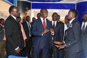 Le Premier ministre Anastase Murekezi, au centre, veut un secteur privé plus dynamique (Photo James R)