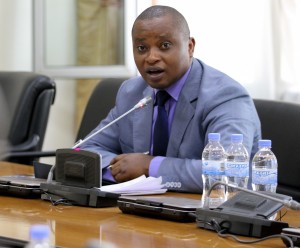 Le Secrétaire d'Etat en charge de l'enseignement primaire et secondaire, Olivier Rwamukwaya, face à la presse (Photo Primature)