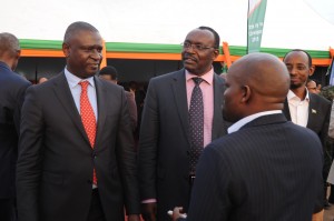 Le ministre François Kanimba et Benjamin Gasamagera (à gauche), président de la fédération rwandaise du secteur privé, à la fin de l'Expo 2015 (Photo Pascal Niyonsaba)