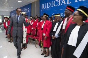 Kagame saluant les magistrats rwandais à Gabiro lors de la rentrée judiciaire (Photo PPU)