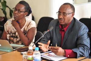 Le Président du PAM-Rwanda, Protais Musoni,sollicitant l'appui des formations politiques. La Vice-présidente Henriette Umulisa, à sa gauche (Photo James R)