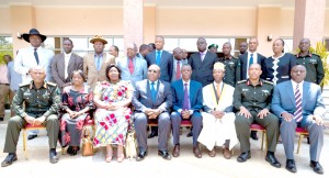 Les membres des délégations des deux pays, la RDC et le Rwanda, autour des ministres de la défense assis au milieu et en constume (Photo Imvaho nshya)