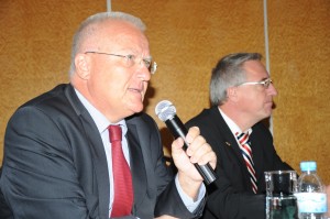 L'ambassadeur allemand, Peter Fahrenholtz, et le secrétaire d'Etat, Kern, qui accompagnait la délégation économique dans la conférence (Photo Gérard Rugambwa)