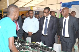 Le ministre de l'éducation (2ème à droite) visite un projet qui résout le problème d'embouteillage sans expropriation (Photo Gérard Rugambwa)