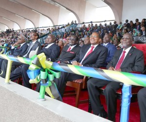 Au premier rang, de droite à gauche, le Président Pombe Magufuli, Jakaya Kikwete, Robert Mugabe, Yoweli Kaguta Museveni et Paul Kagame. Les autres sont derrière (Photo PPU)