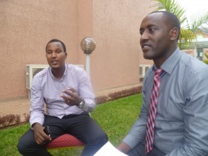 Crispin Gishome (à gauche) et Simon Pierre Niyonsenga donnent des explications sur le diabète ( Photo Chantal Namukunzi)