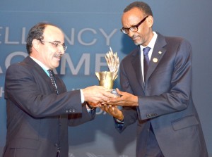 Le Chef de l'Etat Paul Kagame reçoit un trophée en guise de reconnaissance pour son implication dans la recherche de la Paix et la démocratie (Photo PPU) - Copy