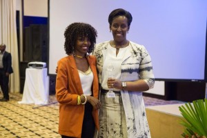 Diane Teta, récompensée par Mme Jennette Kagame ( Photo archives)