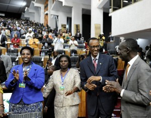 Le Chef de l'Etat, Paul Kagame (2ème à droite) échageant avec le président de la Cour suprême lors du 11ème dialogue naitonal (Phot archives)