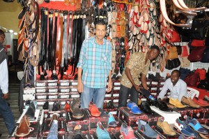 Le stand d’Ehab est composé essentiellement  par des objets faits en cuir, ceintures et chaussures. ( Photo S. Byuma)