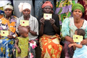 Ces femmes viennent de recevoir leur carteS d'assurance après le payement de leur cotisations (Photo archives)