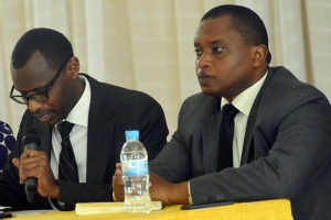Le Ministre Papias Musafiri, à gauche, et le Secrétaire d'Etat Olivier Rwamukwaya, expliquent les réalisations dans l' Education en 2015, (Photo archives)
