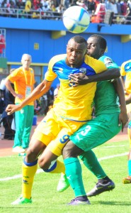 Le capitaine d'Amavubi ( jaune) CHAN 2016, Tuyisenge Jacques se disputant la balle avec un Ivorien (Photo James R)