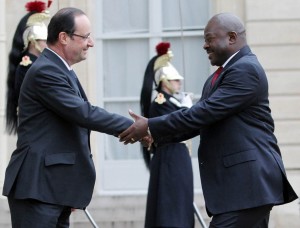 François Hollande recevant Pierre Nkurunziza aux Champs Elysées (Photo internet)