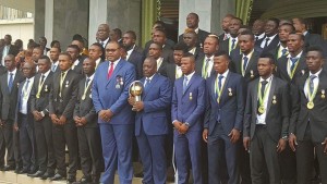 Les Léopards ont été reçus par le Président Joseph Kabila qui tient la coupe (Photo internet)