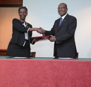 Louise Mushikiwabo, après la signature d'un accord avec Dr Hamadoun Touré sur l'établissement de Smart Africa à Kigali (Photo PPU)