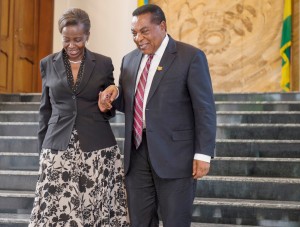 Louise Mushikiwabo et Dr Augustine Philip Mahiga. Entre le Rwanda et la Tanzanie, le courant passe. (Photo PPU) 