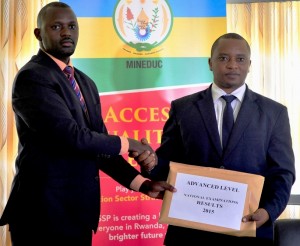 M.Olivier Rwamukwaya (à droite), secrétaire d'Etat reçoit officiellement les résultats pour  publication (Photo James R)