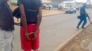 Un jeune en menottes arrêté par la police à Bujumbura (Photo SOS médias Burundi)