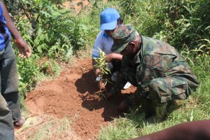 Colonel Paul Nyamazi ,  plantant un bambou aux abords de Nyabarongo avec la Sec Exécutif de Nyarusange (Photo MINIRENA)