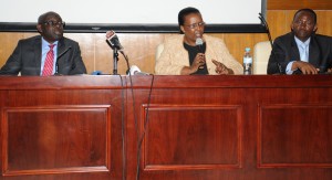 La ministre des affaires de l'EAC Valentine Rugwabiza (au milieu) 