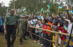 Le Chef de l'Etat, Paul Kagame, en visite dans la province du Nord et de l'Ouest. Ici dans le district de Gakenke,  admiré par les jeunes (Photo PPU)