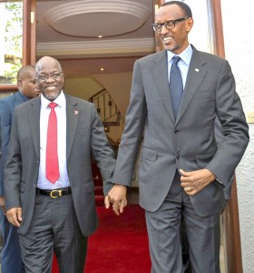 Le Président Kagame et John Pombe Magufuli lors du XVII ème Sommet de l'EAC (Photo PPU)