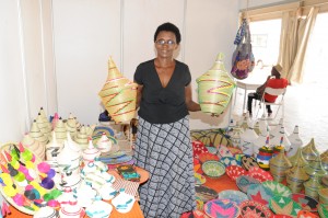 Mme Apolline Nyirandegeya gagne son pain quotidien grâce à la vannerie (Photo S. Byuma)