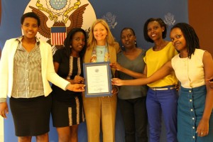 L'ambassadeur Erica J.Barks-Ruggles et le groupe de Tech Women (Photo archives)