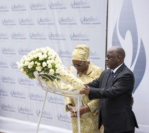 Le Président John Pombe Magufuli et son épouse déposant une gerbe de fleurs au site mémorial de Gisozi