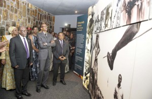 Le Président John Pombe Magufuli (à gauche), accompagné de Paul Kagame, a fait le tour du site mémorial de Gisozi pour des informations supplémentaires sur le génocide et son idéologie (Photo PPU)