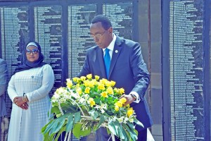 Le Président du Sénat, Bernard Makuza,  rendant hommage aux politiciens tués pendant le génocide (Photo James R)