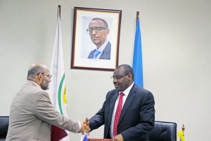 Le Représentant de la Banque Mondiale à Kigali M. Yasser El Gammal et le Ministre des Finances, l’Ambassadeur Gatete (Photo MINECOFIN)