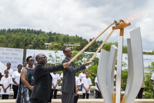 Les deux Chefs d'Etats ont lancé les cent jours de mémoire en allumant la flamme de l'espoir (Photo PPU)