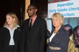 Le ministre de l'éducation, Dr Papias Musafili, entouré de l'ambassadeur des Etats Unis (à gauche) et Christie Vilsack de USAID (Photo Rugambwa)