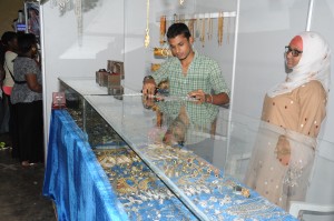 M. Fahad Ali Muzafir et sa soeur qui font la joaillerie dans l'expo-vente (Photo S. Byuma)
