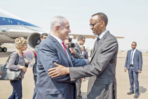 Benjamin Netanyahu et Paul Kagame à l'arrivée du PM israëlien (Photo PPU)