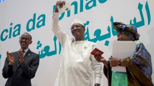 Le passeport africain remis sollennement  au Chef de l'Etat tchadien et président de l'Union Africaine, Idriss Déby (Photo PPU)