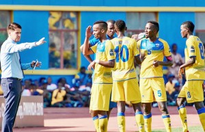 Le sélectionneur des Amavubi McKinstry donne des instructions  aux joueurs rwandais (Photo archives)
