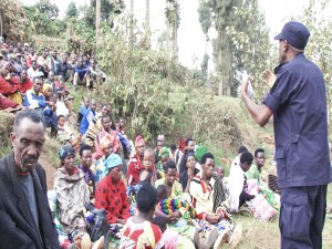CSP Sam Rumanzi sensibilise la population de Butaro sur les méfaits des drogues et stupéfiants (Photo Kamagajo)