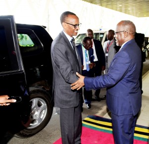 le-president-paul-kagame-accueilli-par-son-homologue-tanzanien-dr-john-pombe-magufuli-photo-ppu