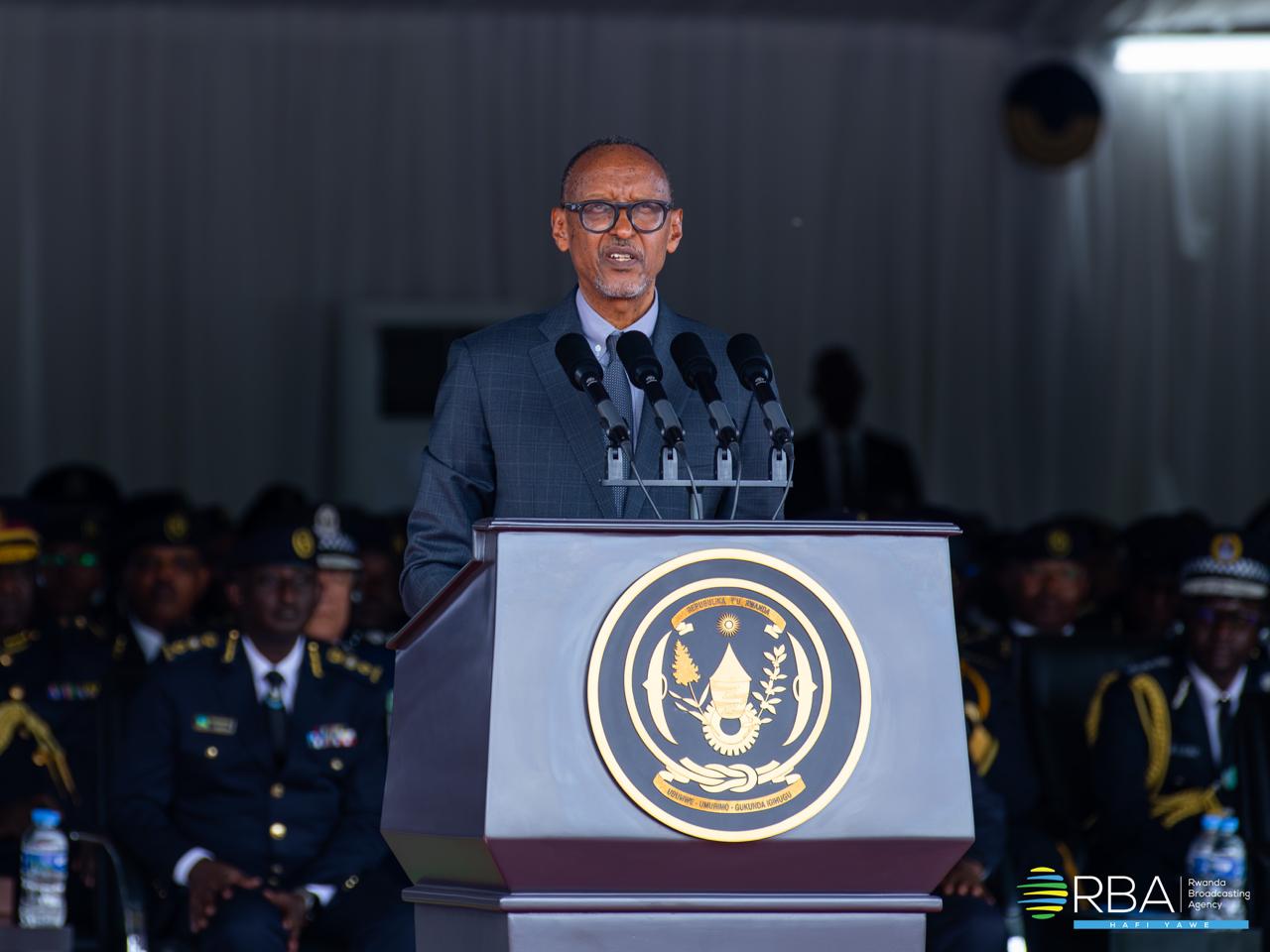 Vingt-cinq ans de la police nationale: le président Kagame promeut 436 nouveaux officiers